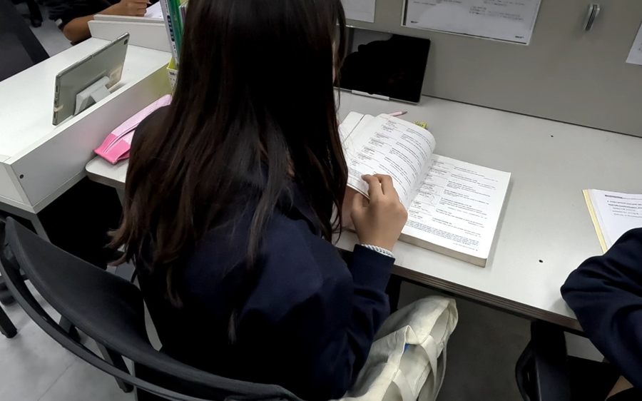 수업 시간에 교재를 보며 공부하는 학생의 뒷모습