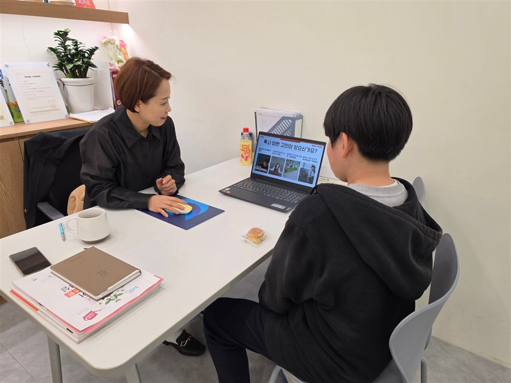 엠베스트SE 회천캠퍼스에서 선생님이 첫날 수업 상담을 하는 모습(학생은 뒷모습)